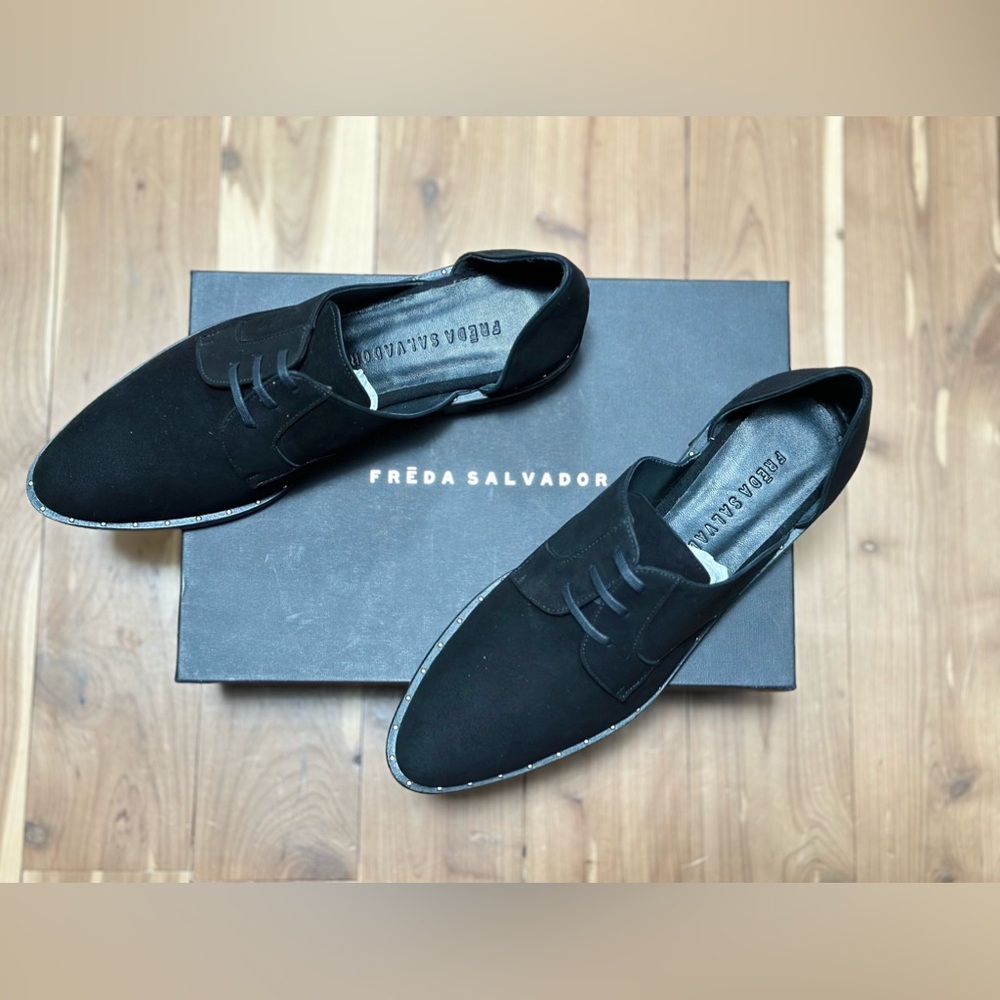 Brand new Freda Salvador Genuine Suede Oxford Loafer size 8